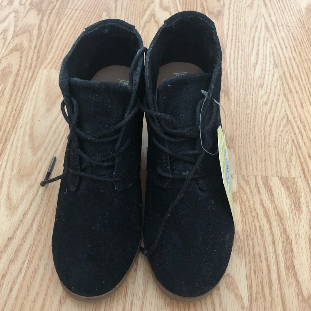 Brand new TOMS heels size 5